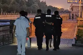 特警从三米多高河堤跳下救助轻生男子，不顾脚部骨折将其拖上岸图片