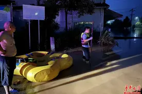 图集丨暴雨致G106国道车辆被困  平江交警夜救受困群众图片