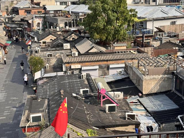 胡同屋顶频现“补丁”，老城“第五立面”风貌如何维护？