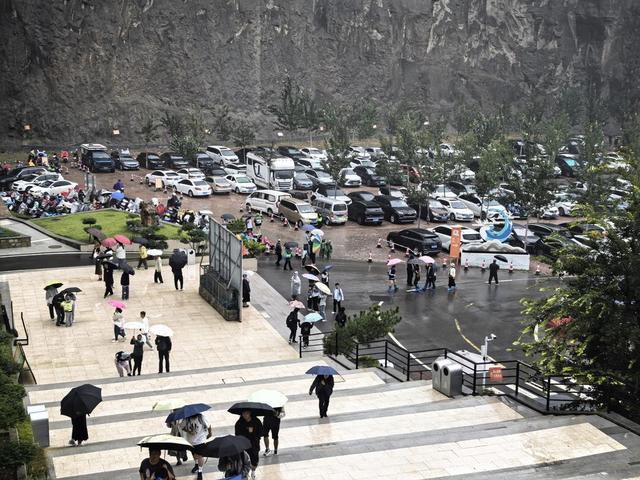 一座山岳景区的“接待曲线”，红叶柿岩：雨天晴天游客量差八倍
