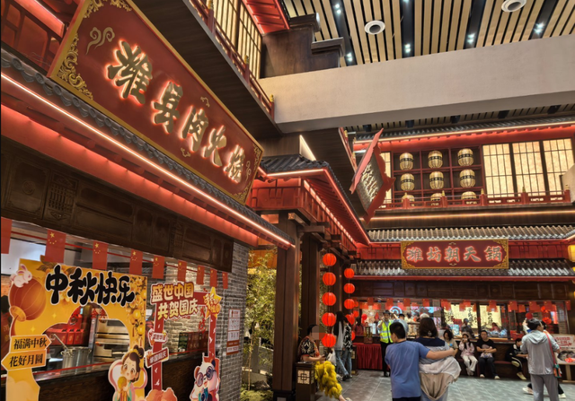 山东某高速服务区突然爆火！比景区的人还多！网友：原本只想来上个厕所，结果花出去500多，一进门我都蒙了