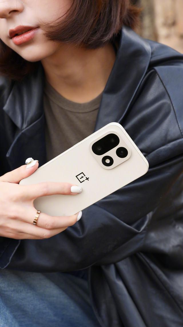 OnePlus 15规格与产品图像在发布前泄露