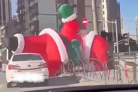 与多车碰擦！上海马路上突现巨型充气玩偶，原因找到了图片
