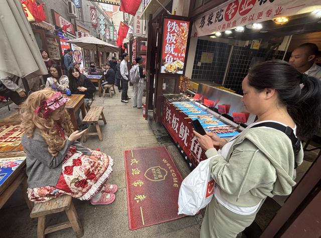 百年老街劈柴院，外地游客寻味打卡