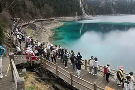 “五一”假期出游火爆 四川这些景区前三天接待游客达最大承载量图片