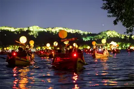 中秋佳节来西湖泛舟赏月，共赏良辰美景图片