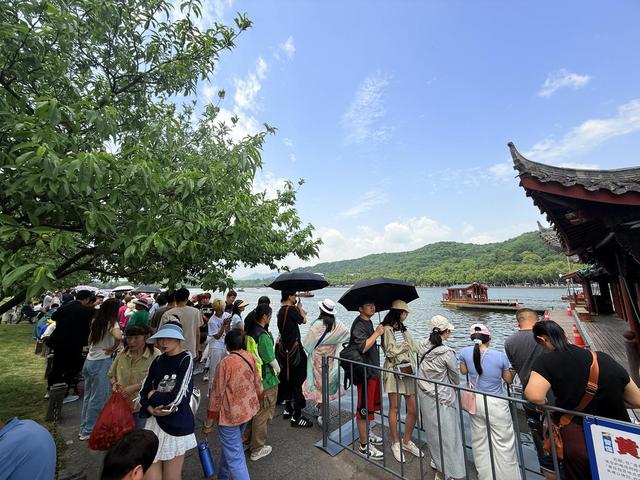 蓝媒热评丨景区免票，何必只认“马”？