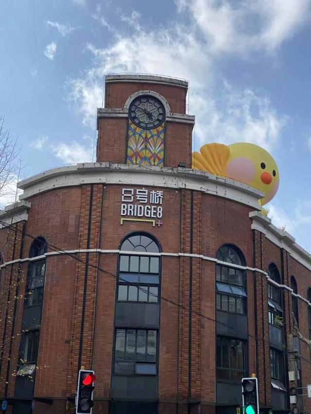 局门路落叶余额不足！市民寒风中打卡满地落叶美景，街头烟火美食也别错过