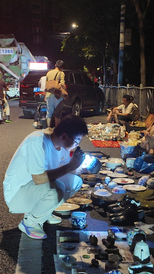 需要打着手电筒逛、天亮便消失无踪！上海有个神秘夜市，买家既是玩家也是商人，驱车数小时也要来