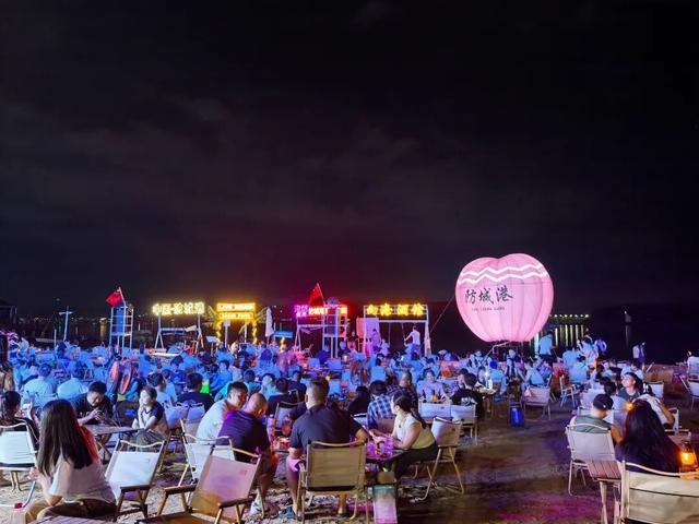 从夕阳西沉到夜幕降临，海风正把防城港这些沙滩酒吧的故事吹向你~