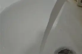 广西都安多位市民称自来水有异味，当地：系消毒设备故障所致，已停水修复图片