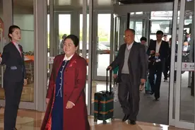 宁夏34名全国劳动模范和先进工作者赴京受奖图片