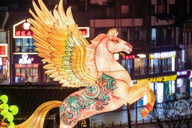 重庆磁器口“山海骐骥”灯会璀璨启幕，古镇夜色流淌神话光韵