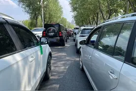 200米的路收到十几瓶水，莫让场外风景成为高考“主旋律”图片