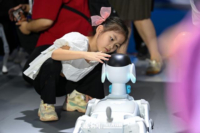 G视觉丨热度高涨！2025数博会：科技魅力吸引众人驻足