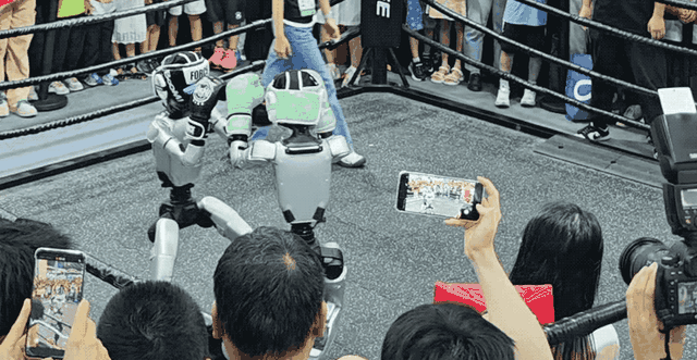 AI热爆了！日行3万步都跑不完WAIC，机器人展区水泄不通