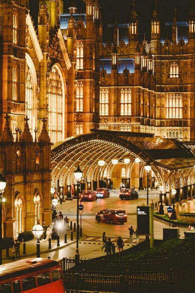 从高铁站步行几分钟，出境了！网友：原来如此丝滑