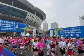 奔跑在山水洲城的美丽画卷里，2025湘江半程马拉松赛鸣枪开跑图片