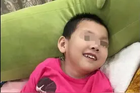 6岁女孩突发心脏骤停离世，妈妈含泪亲吻送她成为“大体老师”图片