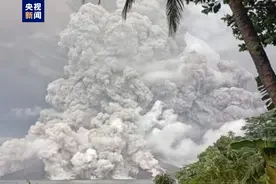 印尼鲁昂火山喷发致7个机场临时关闭图片