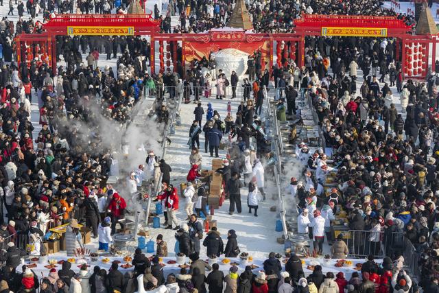 哈尔滨采冰节开启新一轮冰雪游热潮