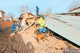 【图片新闻】甘肃蓝天救援队利用搜救犬进行全面排查搜索图片
