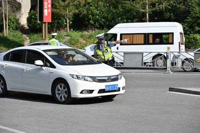 九寨旺季暖心服务迎宾客 热情与“冷意”共绘舒心画卷