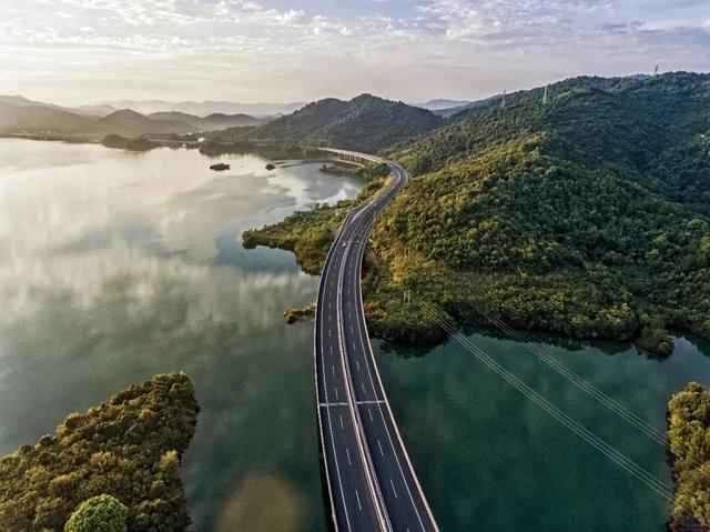 江西秋日自驾天花板，这几条公路带你驶入最美秋色！