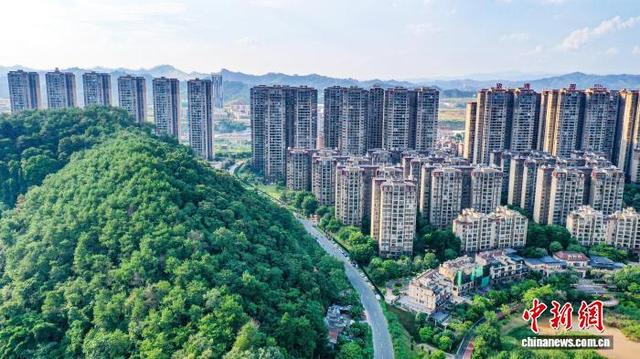 广西梧州：城市与山水相映成画