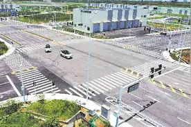 自动驾驶汽车想上路 先到这里来“考试”图片