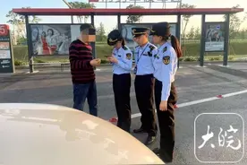 网约车司机忘带“驾驶员证”？执法人员依法查处图片
