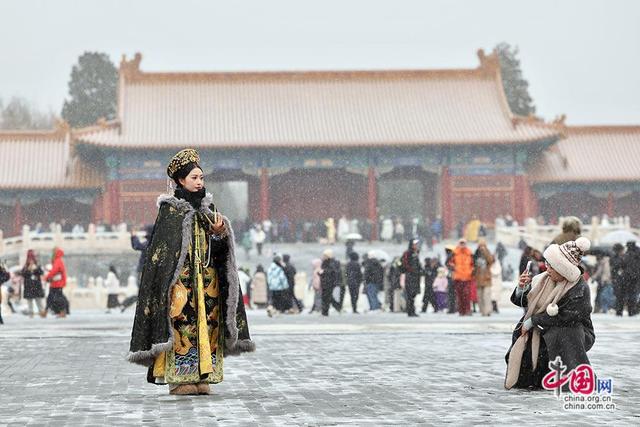 北京迎来今冬初雪 故宫雪景美如画