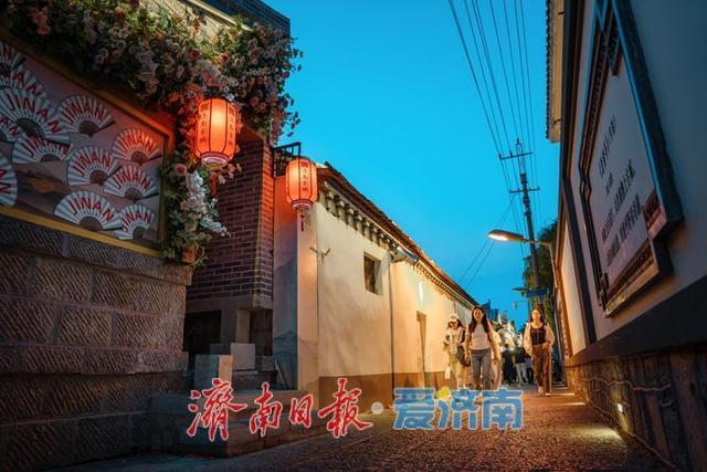 一年四季 泉在济南丨华灯初上夜未央 济南西更道街点亮老街新韵味