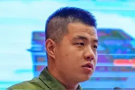 优秀！双胞胎兄弟长大后一起换装图片