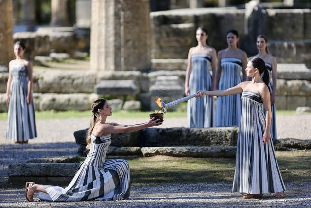 新闻8点见丨香港大埔火灾已致44人遇难，警方以涉嫌误杀罪拘捕3人