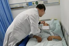 男子突发意外右眼失明 72小时黄金期医生接力帮他“夺回”光明图片