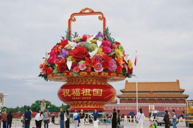 今天凌晨，完美合龙，视频！天安门广场大花篮亮相，长安街国庆花坛都布置好了！