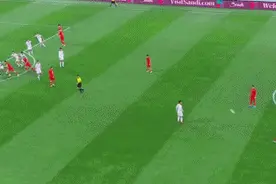 上半场结束，中国男足2-0领先印尼图片