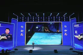 以蓝天为纸，人民空军在新时代蓝天中续写辉煌图片