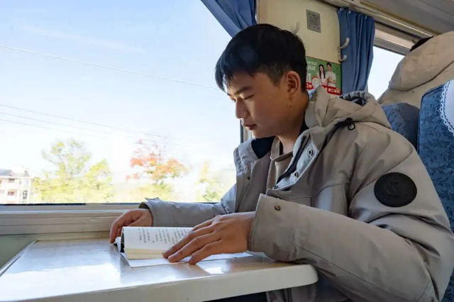 我的铁路风景｜火车上“悦读”，是诗与远方的情怀佐料