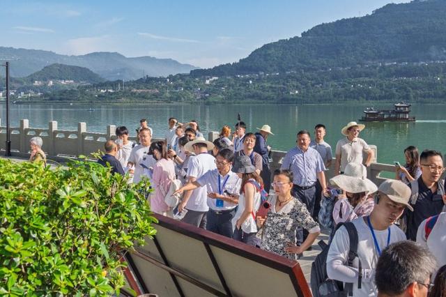 活力中国调研行｜央地媒体走进开州看汉丰湖如何做好文旅融合+生态修复
