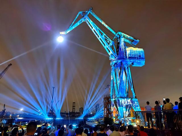 东风夜放花千树，杨浦处处流光舞