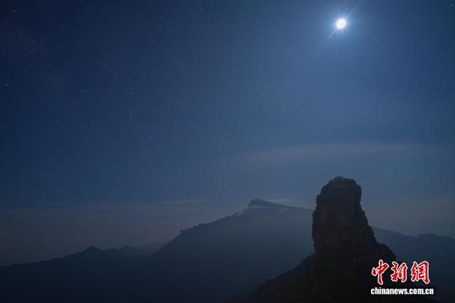 贵州梵净山夏夜星空灿烂 如梦如幻