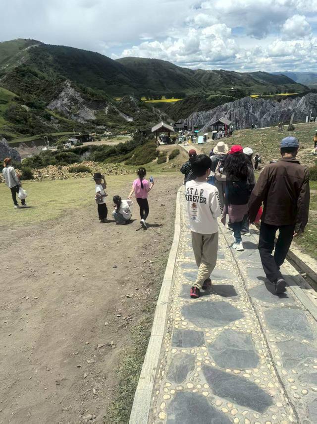 暑假爸爸独自带娃旅行，主打“酸爽”！爸爸拍的照片找不到娃在哪