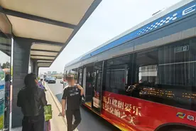 奉贤部分公交站牌屏幕长期故障，市民苦于“盲等”，维护为啥跟不上？图片