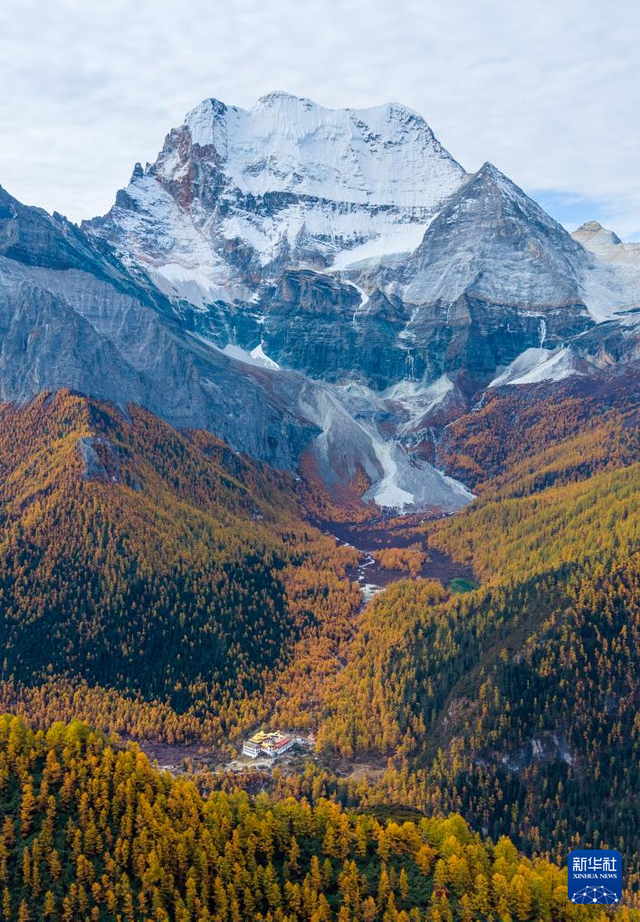 美丽中国丨穿越冰峰 遇见稻城亚丁