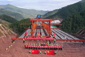 云兰高速公路首座特大桥双幅贯通  预计年底全线建成通车图片