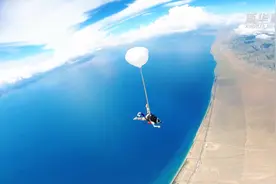 从4700米冲向一片碧蓝 新疆赛里木湖高空跳伞引游人图片