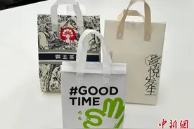 社会新观察：奶茶外卖袋成年轻人“通勤包”图片