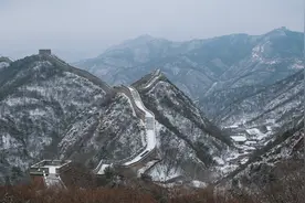 美图|惊蛰节气，春雪覆盖八达岭长城图片